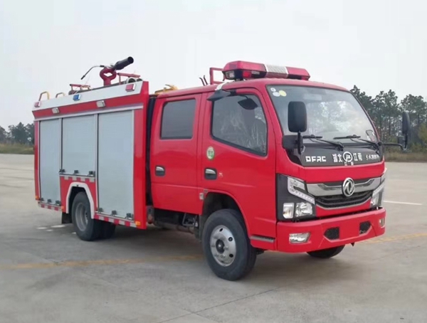 东风多利卡5吨水罐消防车视频