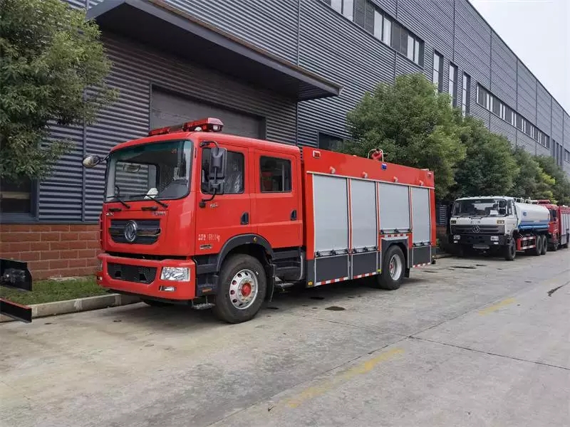 东风大多利卡7吨水罐消防车